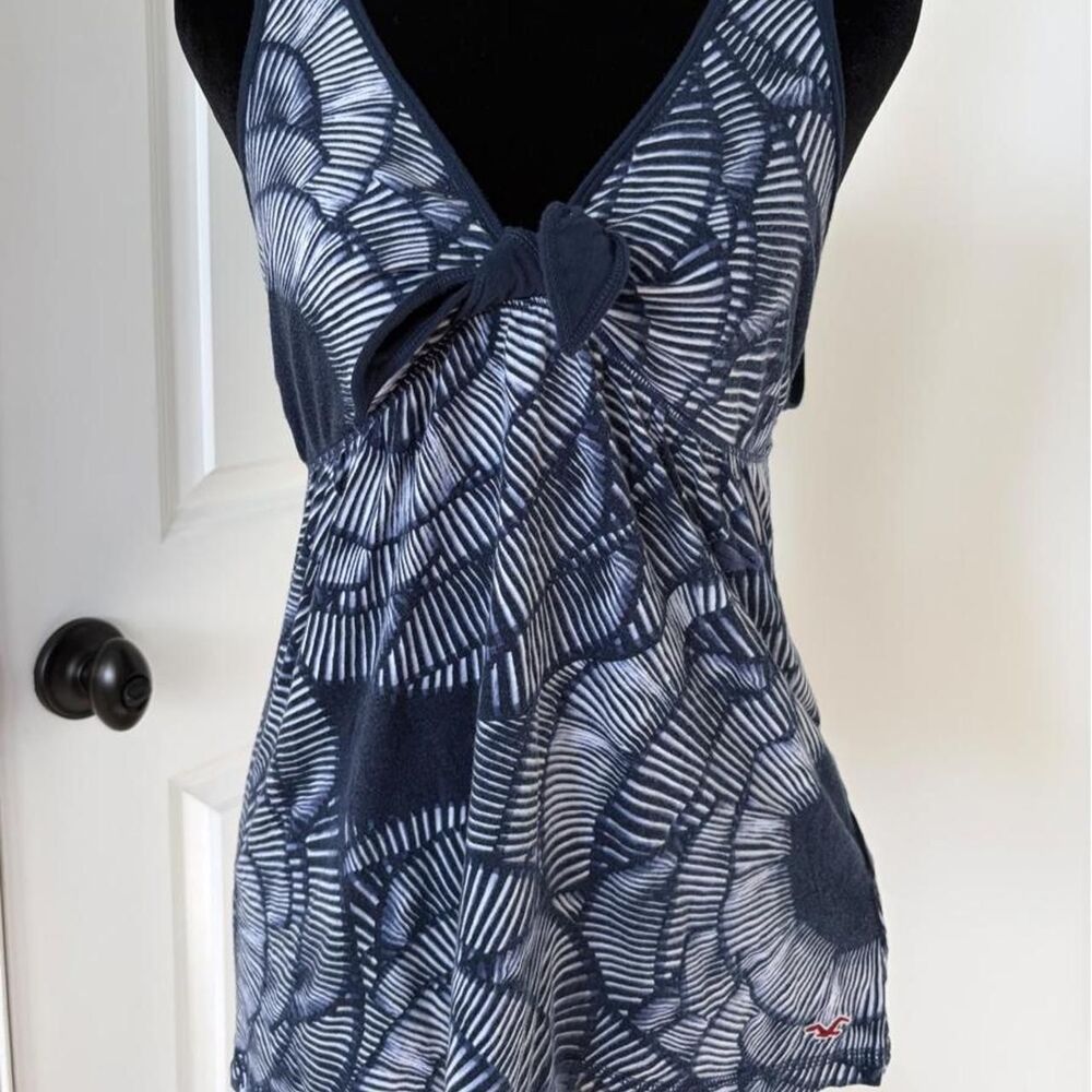 vintage Hollister Co. white and navy blue abstract leaf-like pattern tank top in